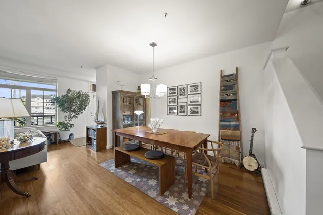 Interior, 7-6233 London Road